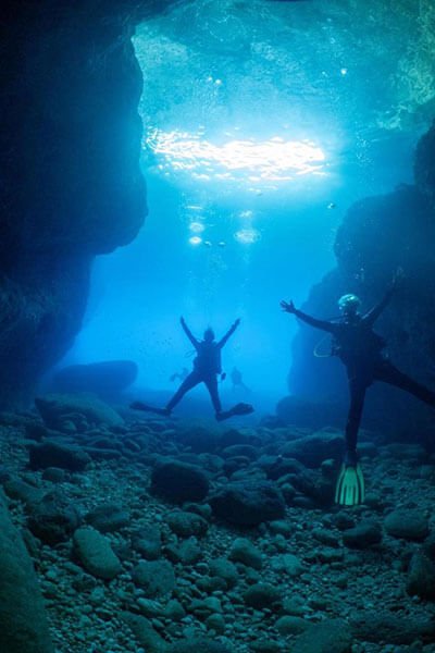 Look how we feel when diving: Barry & Charlotte in underwater action